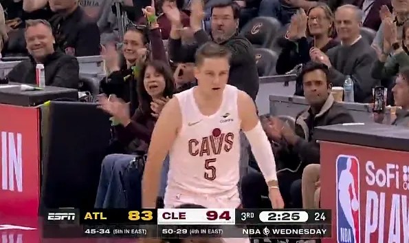 足球即时比分-梅里尔三分命中，骑士第三节已打出34-16领先到两位数分差