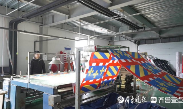 足球即时比分-果然财经丨世界杯的旗子，被青岛这个小镇承包了|青岛市|肖常爱|德隆·威廉姆斯|青岛万德隆|美加墨世界杯_新浪新闻