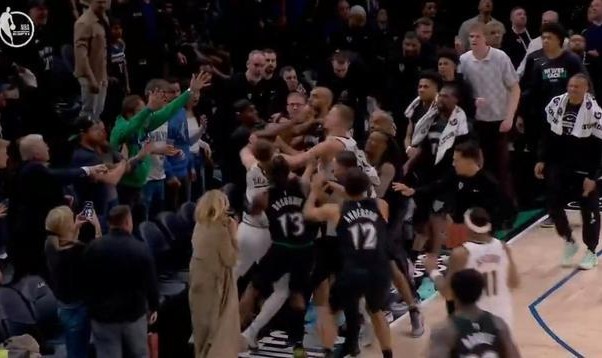 足球数据库-NBA官方：约基奇因冲突被罚款5万美元，兰德尔被罚款3.5万