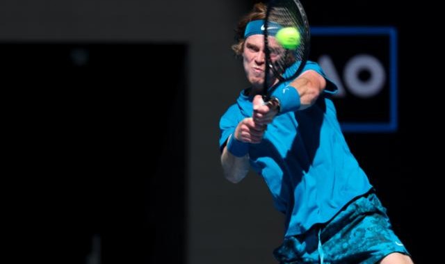 足球比赛-卢布列夫一纪录追平费纳 距500赛四连冠仅差一步