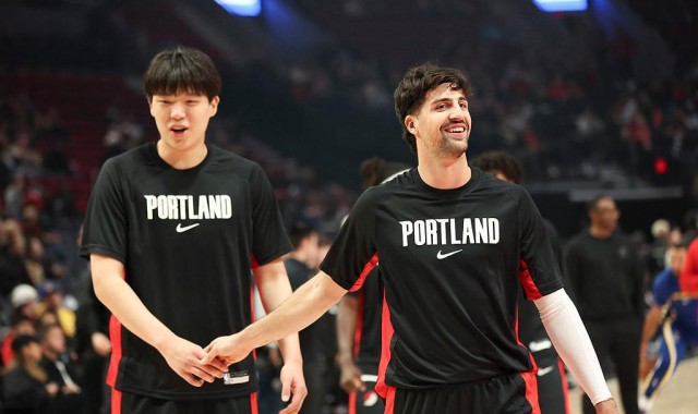 篮球比赛-开拓者赛季表现：42胜进入附加赛，场均失误17.3联盟最多