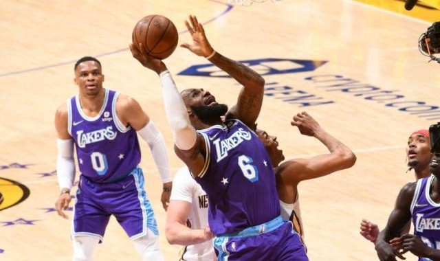 足球比赛-湖人季后赛概率仅0.8%！詹皇冲得分王成唯一安慰？